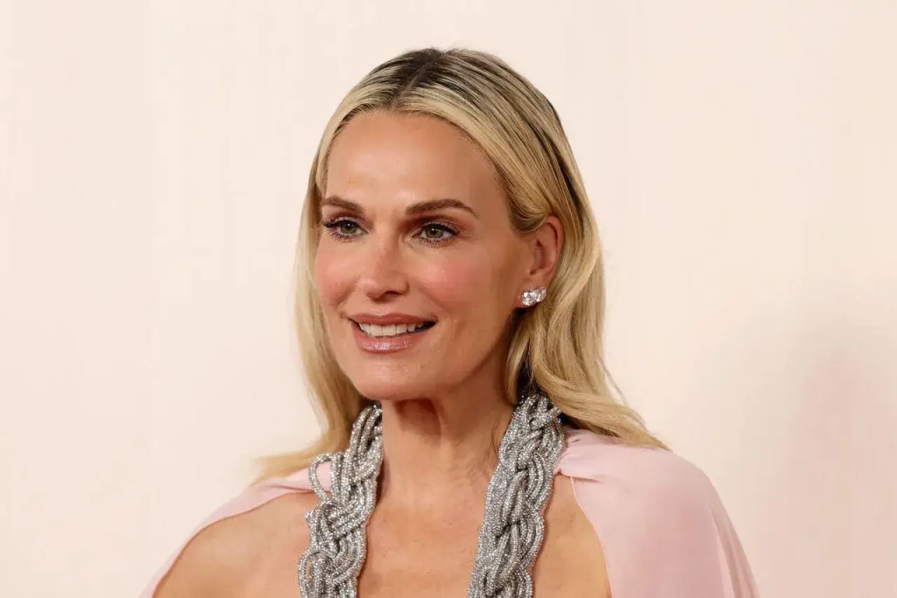 MOLLY SIMS PHOTOSHOOT AT OSCARS 2024 RED CARPET 2